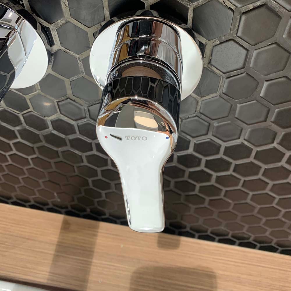 Vòi chậu gắn tường TOTO TLG03308B (Vòi dài)