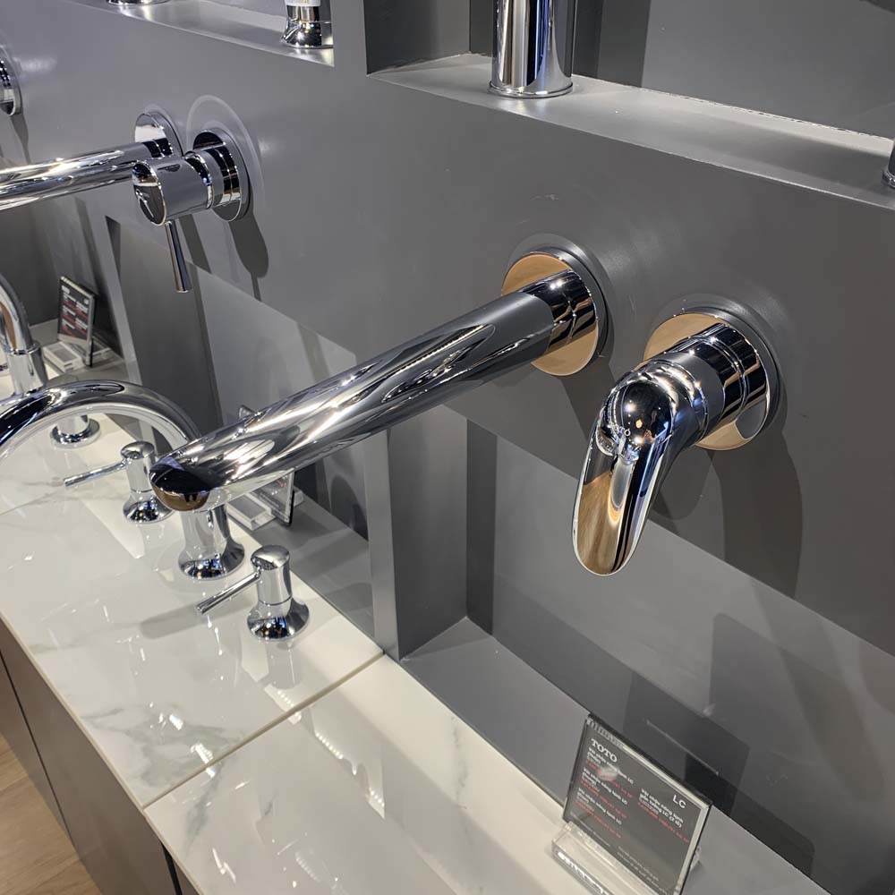 Vòi chậu gắn tường TOTO TLS03308B (Vòi dài)