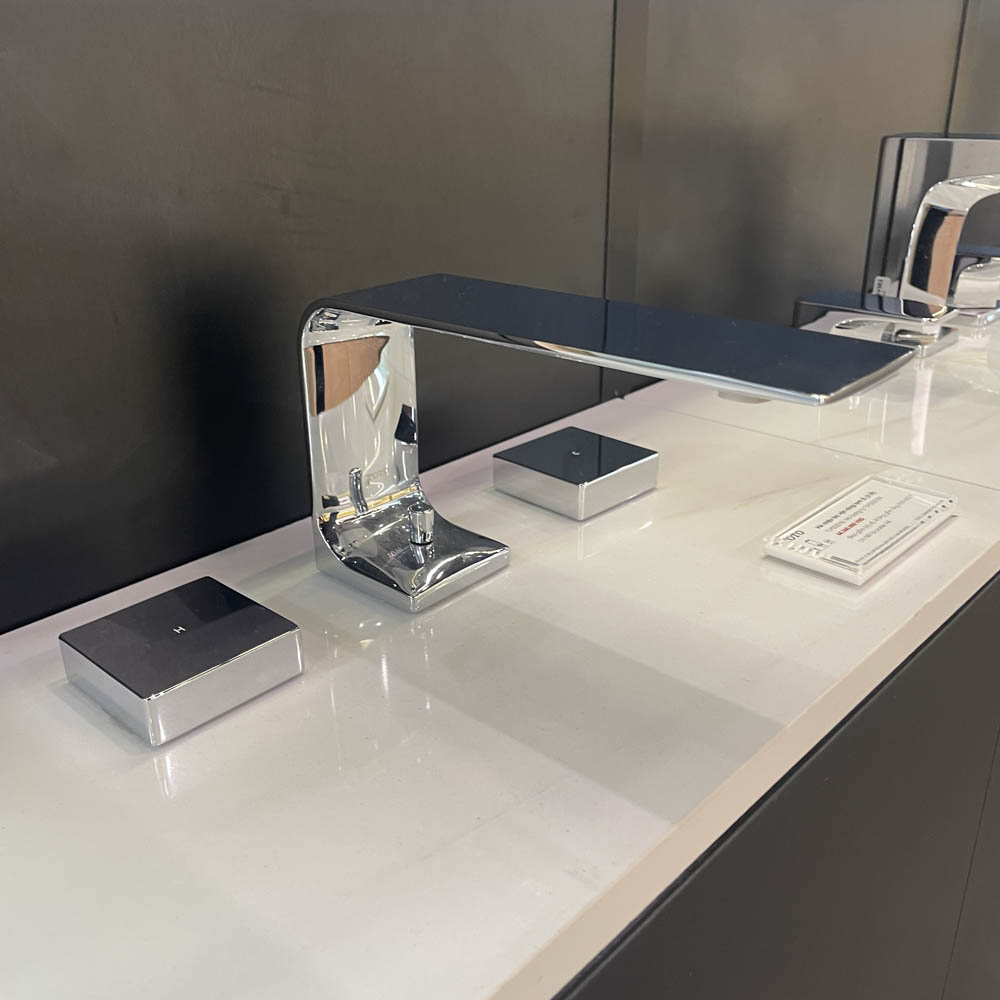 Vòi lavabo 3 lỗ TOTO TLP02201BA (Mã cũ TLP02201B)