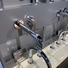 Vòi chậu gắn tường TOTO TLS01310B (Vòi dài)