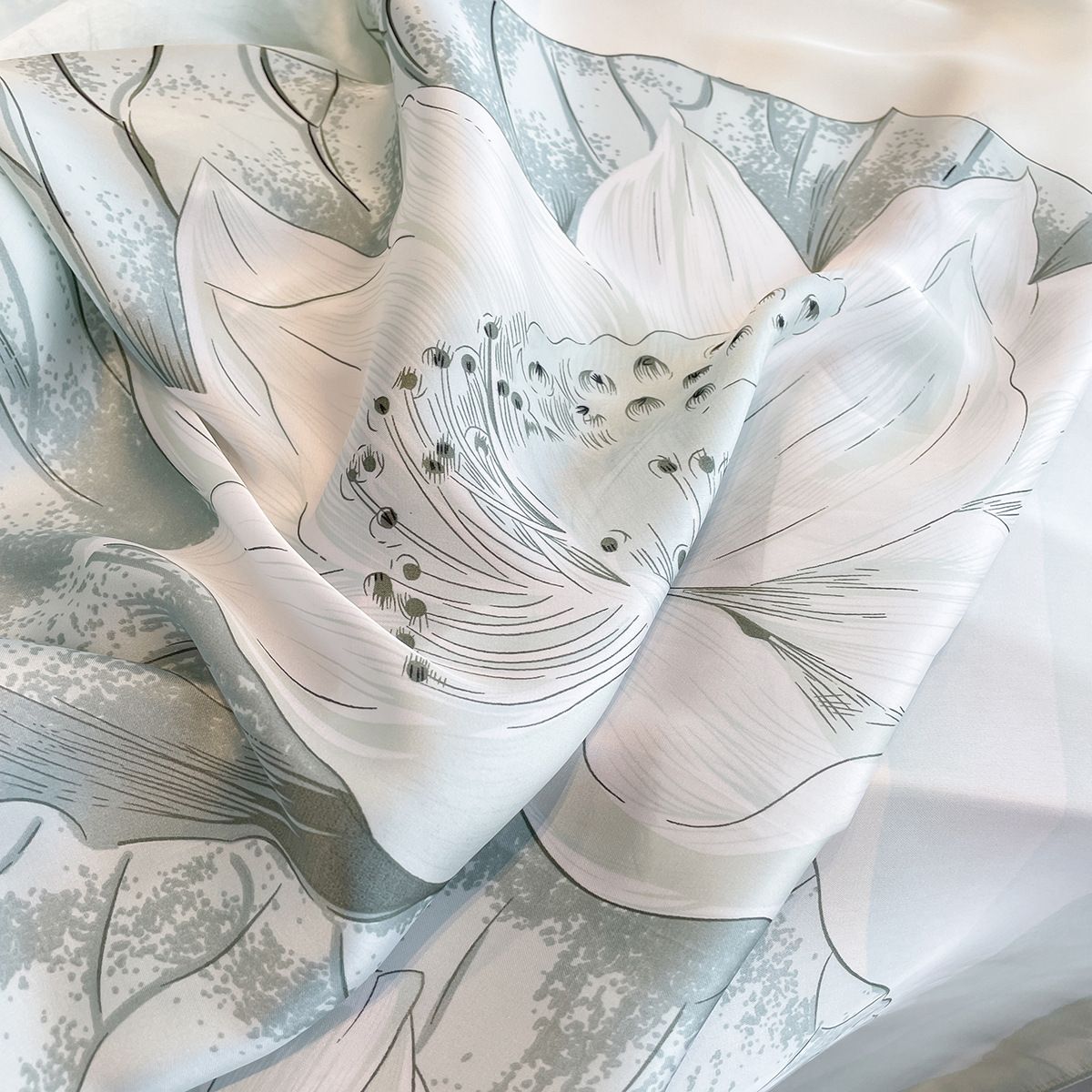  Quà tặng 20/11 cho sếp nữ, vợ, cô giáo, giáo viên nữ, mẹ và bạn gái, người yêu nữ quà tặng Khăn quàngchoàng cổ lụa cao cấp cho nữ văn phòng sở đẹp họa tiết hoa sen AGANA - KS190 