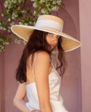  Quà tặng 20/10 cho sếp nữ, vợ, cô giáo, giáo viên nữ, mẹ và bạn gái, người yêu nữ quà tặng Mũ nón cói đi biển rộng vành tròn đẹp cho nữ sợi tự nhiên cao cấp dây trắng - NC523 