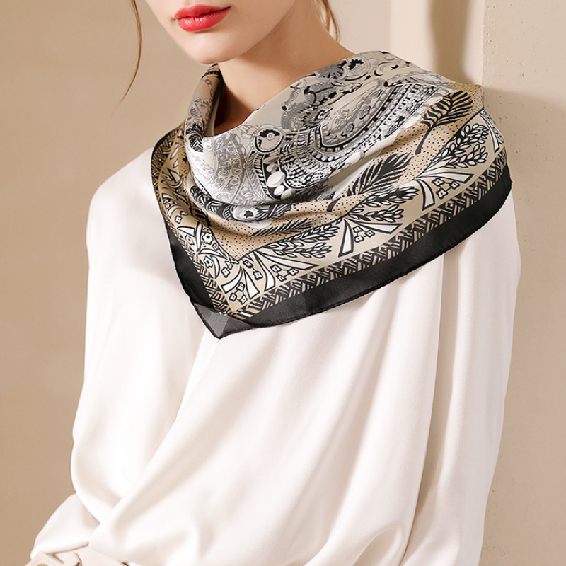  Khăn quàng cổ size vuông 70cm lụa mỏng nhẹ thích hợp cho mùa hè mùa xuân mùa thu chống nắng họa tiết dây xích màu nâu AGANA- KL402 