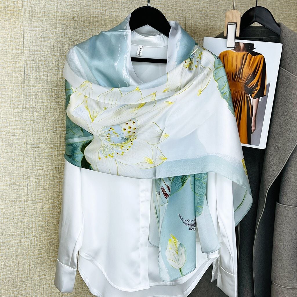  Khăn quàng choàng cổ lụa cao cấp cho nữ văn phòng sở đẹp màu xanh phối hoa sen AGANA - KS180 