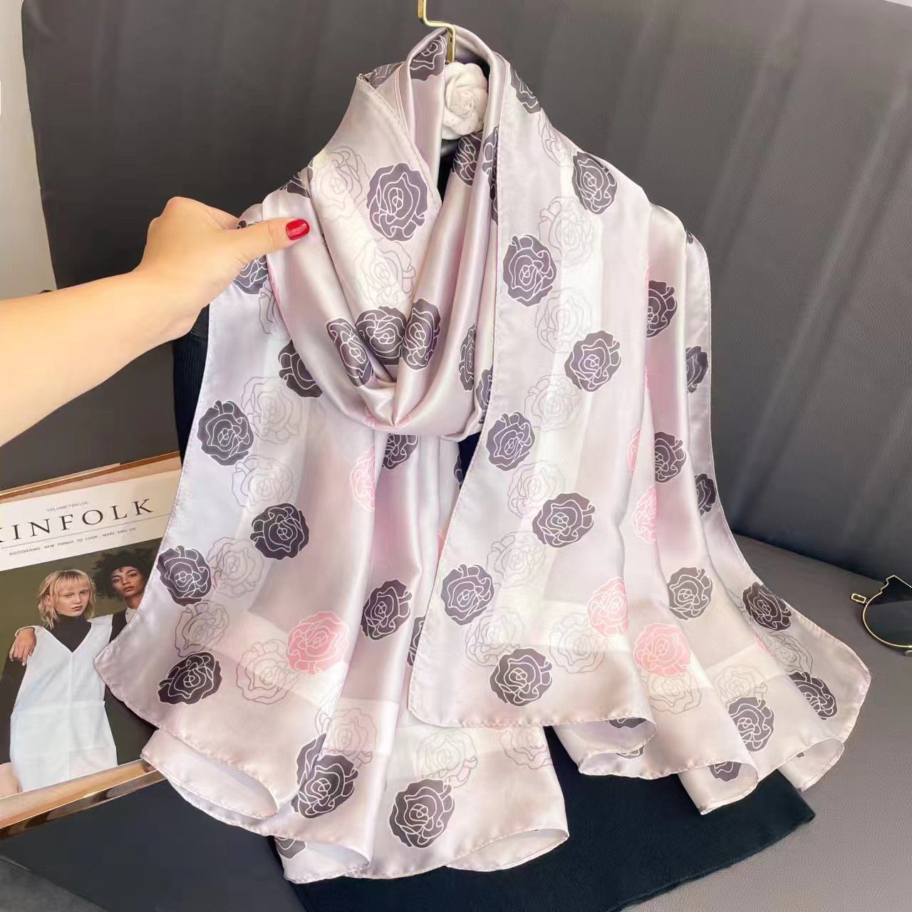  Quà tặng 20/10 cho sếp nữ, vợ, cô giáo, giáo viên nữ, mẹ và bạn gái, người yêu nữ quà tặng Khăn quàngchoàng cổ lụa cao cấp cho nữ văn phòng sở đẹp màu tím nhạt hoa hồng AGANA - KS173 