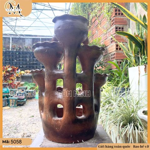 Thác nước 4 tầng gốm Chăm Ninh Thuận giữ nguyên nét mộc tự nhiên mang lại thư thái cho không gian sống