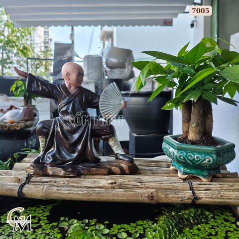 Tượng võ sư múa quạt ghép cây bonsai bằng gốm sứ
