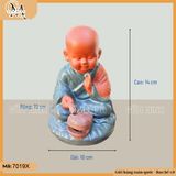 Tượng chú tiểu gõ mõ, tượng tiểu cảnh decor bàn trà, tiểu cảnh bonsai