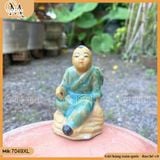 Tiểu cảnh cậu bé đọc sách nhỏ bằng gốm sứ