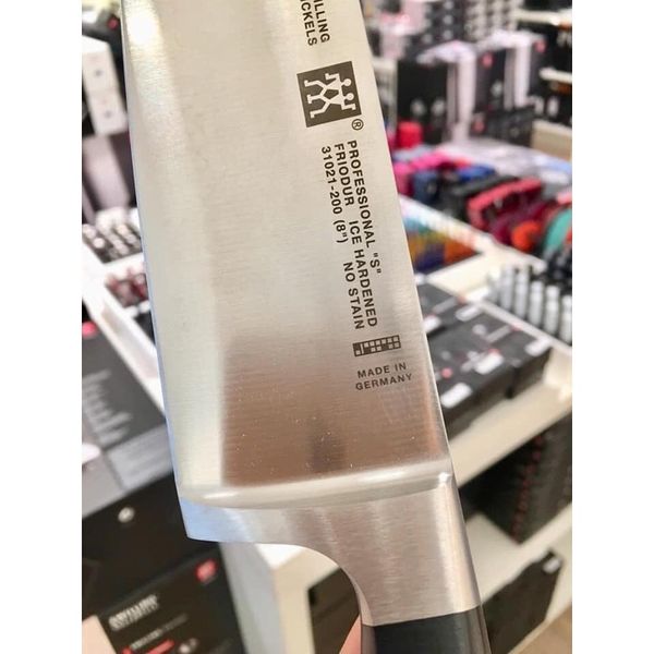 ZWILLING 38408-181-0 Santoku Pro 18cm: Tradizione in Cucina dal 1731