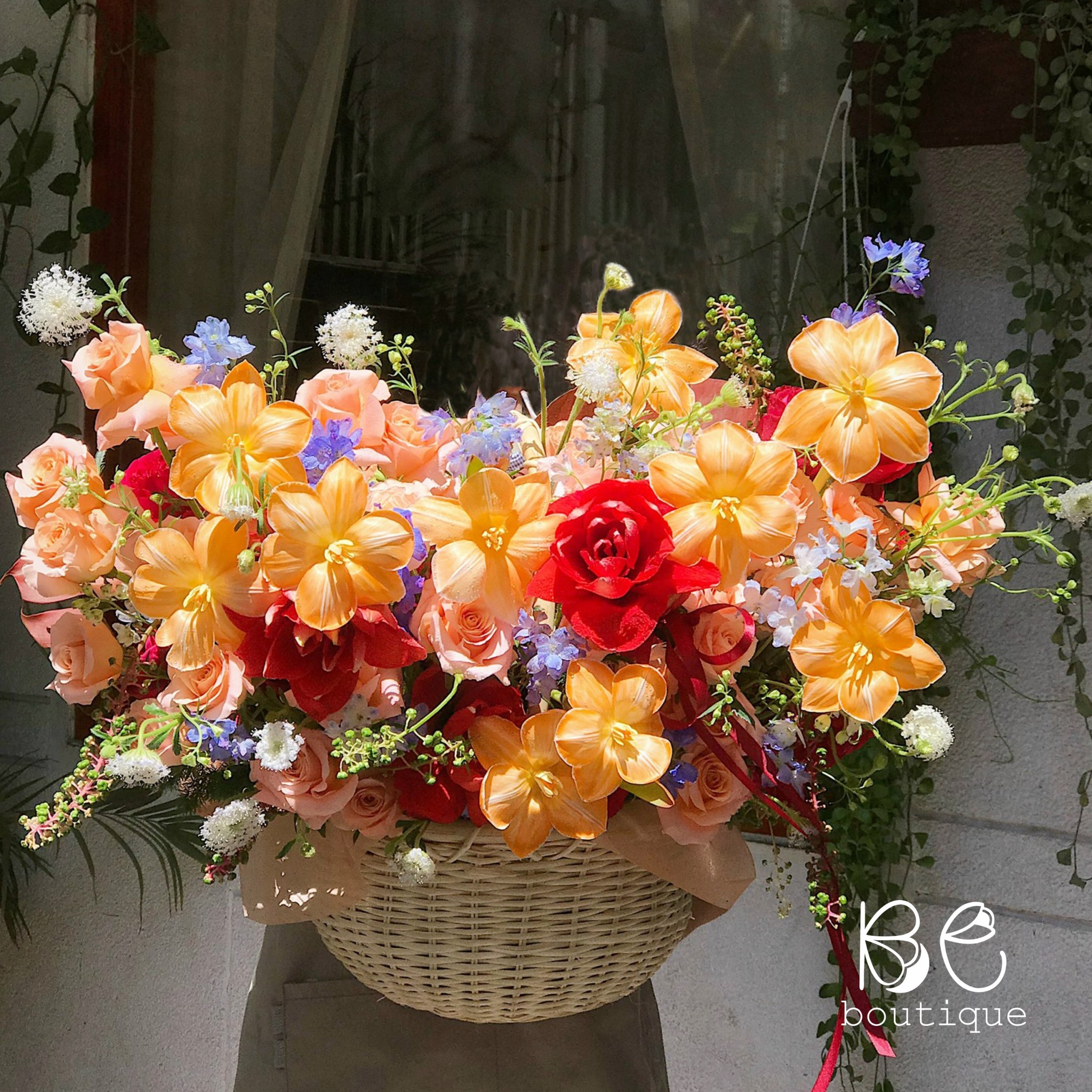 Giỏ hoa tulip tone cam – B.E BOUTIQUE