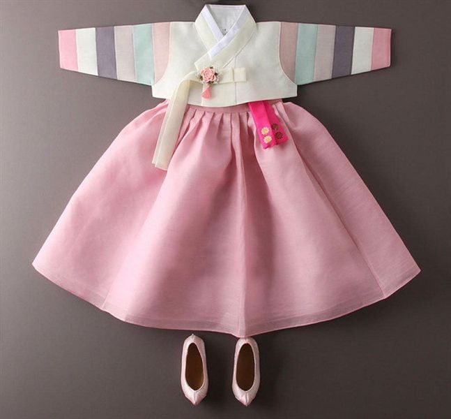  P21_112. Hanbook Áo Trắng Phối Màu Váy Hồng 