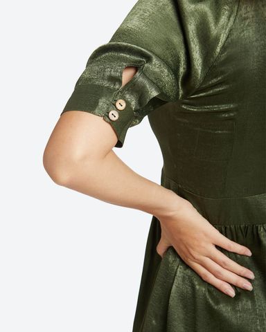 Đầm Tay Lửng Cổ Chữ V