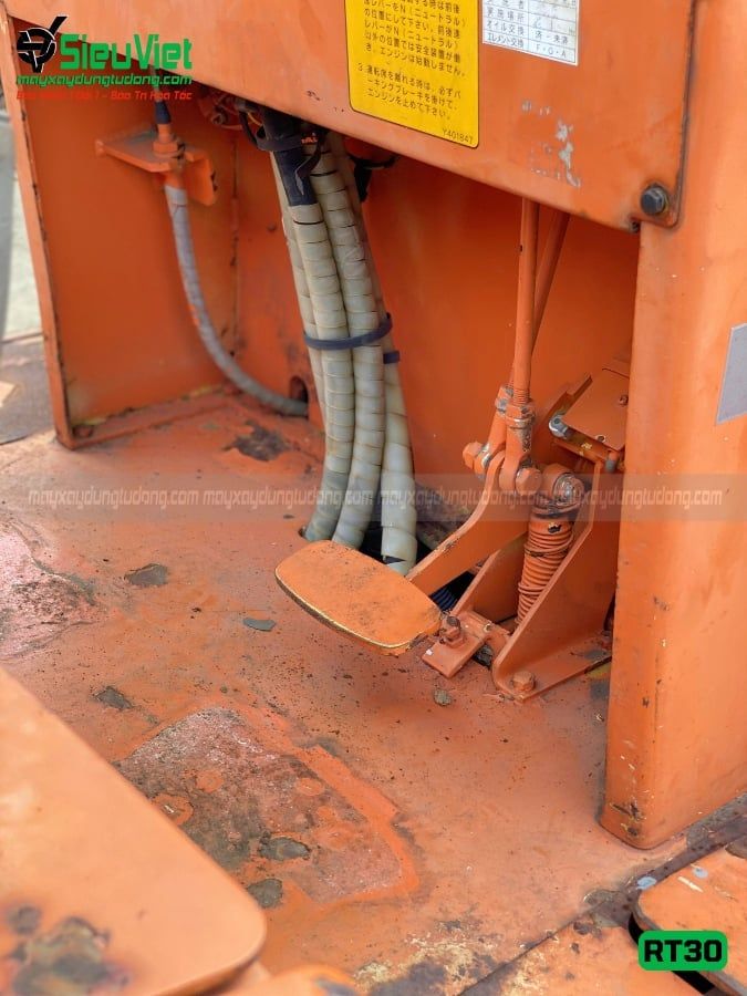 Xe lu tĩnh bánh lốp 2.7 tấn Hitachi RT30 Nhật Bản (80285)