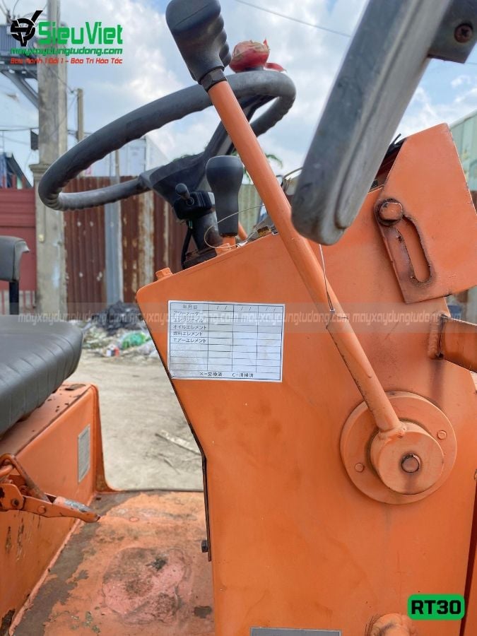 Xe lu tĩnh bánh lốp 2.7 tấn Hitachi RT30 Nhật Bản (80285)