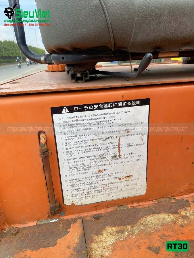 Xe lu tĩnh bánh lốp 2.7 tấn Hitachi RT30 Nhật Bản (80285)