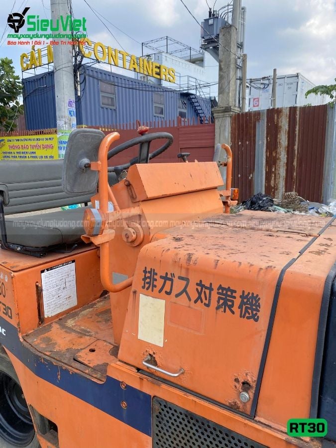 Xe lu tĩnh bánh lốp 2.7 tấn Hitachi RT30 Nhật Bản (80285)