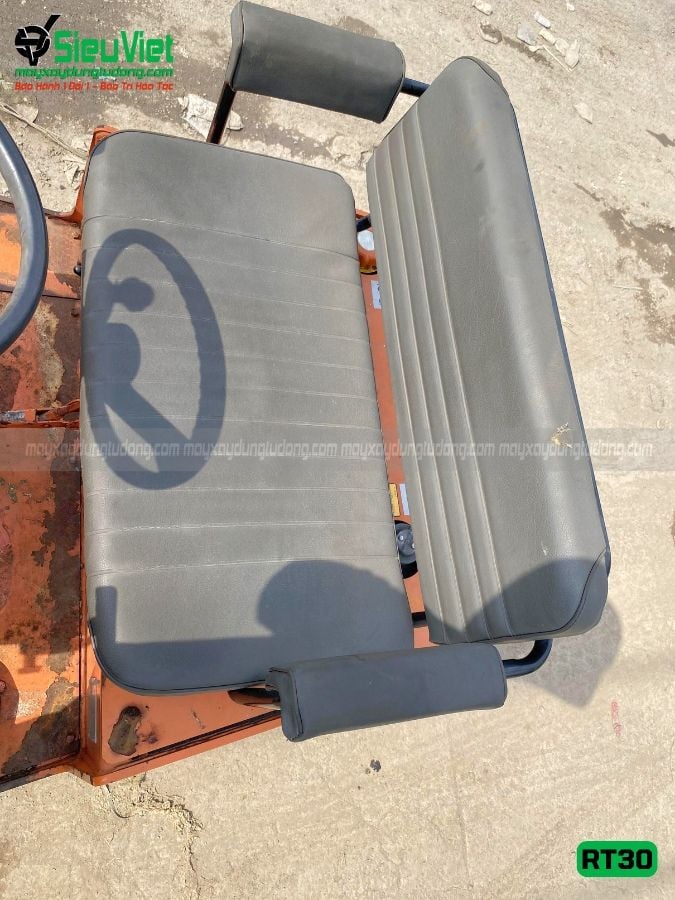 Xe lu tĩnh bánh lốp 2.7 tấn Hitachi RT30 Nhật Bản (80285)