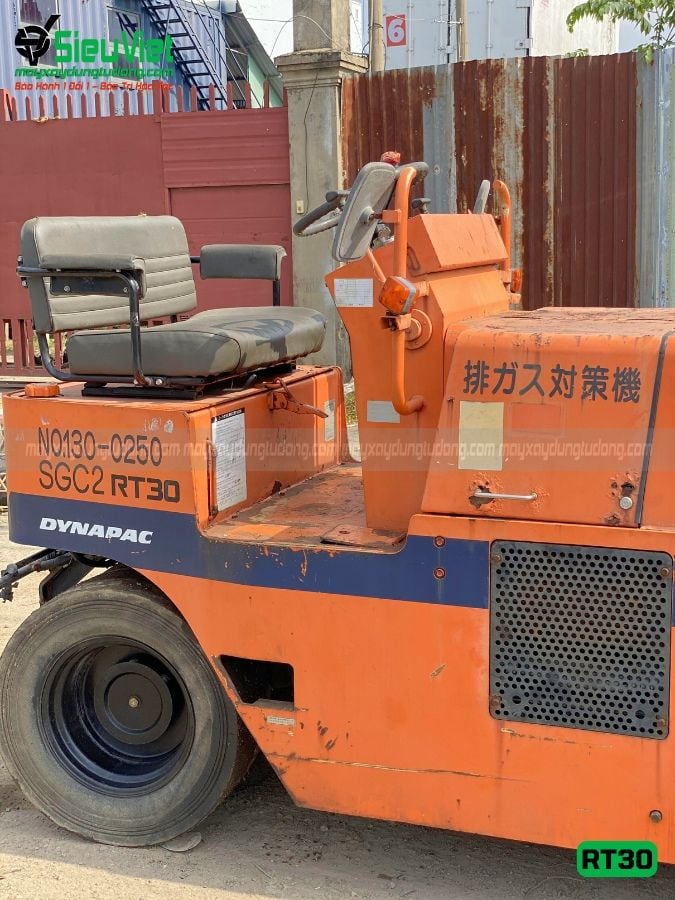 Xe lu tĩnh bánh lốp 2.7 tấn Hitachi RT30 Nhật Bản (80285)