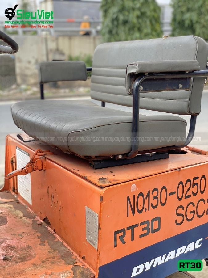 Xe lu tĩnh bánh lốp 2.7 tấn Hitachi RT30 Nhật Bản (80285)