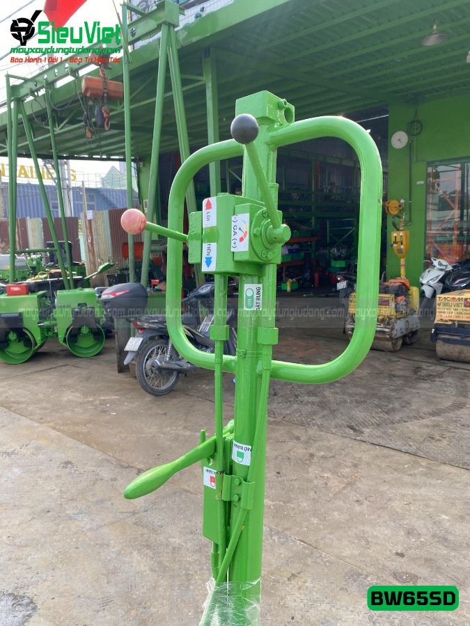 Xe lu rung dắt tay 700Kg Bomag BW65SD Đức