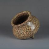  LƯ HƯƠNG GỐM BA CHÂN SƯU TẦM TRANG TRÍ Chất liệu: gốm cảnh đức trấn cao: 9,3cm d 8,8cm 