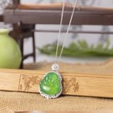  DÂY CHUYỀN PHẬT DI LẶC NGỌC LỤC BẢO Chất liệu: Bạc S925 + chalcedony tự nhiên Kích thước mặt dây chuyền: 25*27mm 