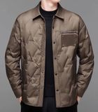  ÁO KHOÁC THỜI TRANG NAM CAO CẤP Chất liệu sản phẩm: Lớp trên: 100% sợi polyester  Lớp dưới: 100% polyester (trừ vật liệu không có sợi)  Lót bông: lông vũ (hàm lượng giảm 90%) 