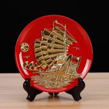  ĐĨA GỐM CHẠM KHẮC SƠN MÀI TRANG TRÍ  Chất liệu: Lá vàng sơn thực vật tự nhiên 