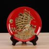 ĐĨA GỐM CHẠM KHẮC SƠN MÀI TRANG TRÍ  Chất liệu: Lá vàng sơn thực vật tự nhiên