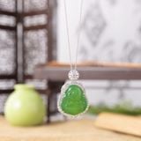  DÂY CHUYỀN PHẬT DI LẶC NGỌC LỤC BẢO Chất liệu: Bạc S925 + chalcedony tự nhiên Kích thước mặt dây chuyền: 25*27mm 