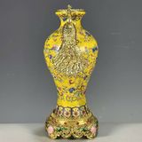  Bình vàng hoa văn 2 tai công Chất liệu sứ + đồng Sử dụng đồ trưng bày Kt 8.5*18 