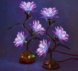  ĐÈN HOA SEN THAY ĐỔI NHIỀU MÀU SẮC Chất liệu: Pha lê acrylic, đế hợp kim, đèn LED Kích thước: Cao khoảng 34 cm, rộng 22 cm 