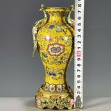  Bình vàng hoa văn 2 tai công Chất liệu sứ + đồng Sử dụng đồ trưng bày Kt 8.5*18 