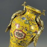  Bình vàng hoa văn 2 tai công Chất liệu sứ + đồng Sử dụng đồ trưng bày Kt 8.5*18 