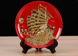  ĐĨA GỐM CHẠM KHẮC SƠN MÀI TRANG TRÍ  Chất liệu: Lá vàng sơn thực vật tự nhiên 