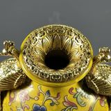  Bình vàng hoa văn 2 tai công Chất liệu sứ + đồng Sử dụng đồ trưng bày Kt 8.5*18 