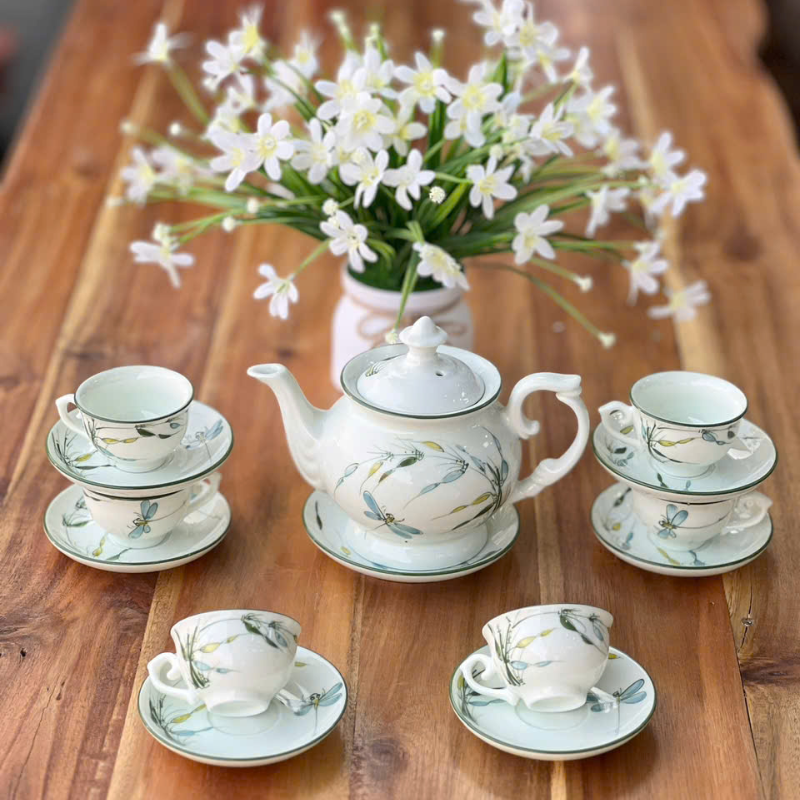  ẤM CHÉN ĐÀI CÁC TRÚC CHUỒN MEN KEM Dung tích: 450ml Chất liệu: Hàng vẽ tay, men khử 