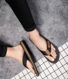  DÉP XỎ NGÓN NAM CAO CẤP Chất liệu đế: bọt cao su Chất liệu trên: EVA Màu sắc: đen/nâu/xanh Kích cỡ: 39-45 