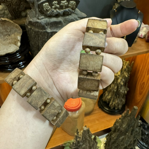  Lắc trầm rừng việt  Hàng kiến hà tĩnh Dầu nhiều già mùi đậm rất đậm 