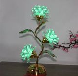  ĐÈN HOA SEN THAY ĐỔI NHIỀU MÀU SẮC Chất liệu: Pha lê acrylic, đế hợp kim, đèn LED Kích thước: Cao khoảng 34 cm, rộng 22 cm 