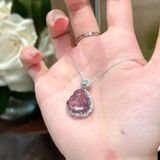  DÂY CHUYỀN TƯỢNG PHẬT THẠCH ANH TÍM Chất liệu Phật: thạch anh tím giàu tự nhiên của Brazil  Chất liệu kim loại: Bạc S925 (đế + vòng cổ) 