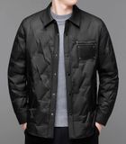  ÁO KHOÁC THỜI TRANG NAM CAO CẤP Chất liệu sản phẩm: Lớp trên: 100% sợi polyester  Lớp dưới: 100% polyester (trừ vật liệu không có sợi)  Lót bông: lông vũ (hàm lượng giảm 90%) 