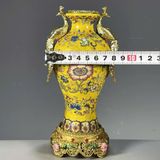  Bình vàng hoa văn 2 tai công Chất liệu sứ + đồng Sử dụng đồ trưng bày Kt 8.5*18 