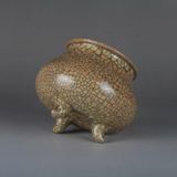  LƯ HƯƠNG GỐM BA CHÂN SƯU TẦM TRANG TRÍ Chất liệu: gốm cảnh đức trấn cao: 9,3cm d 8,8cm 