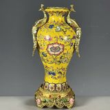  Bình vàng hoa văn 2 tai công Chất liệu sứ + đồng Sử dụng đồ trưng bày Kt 8.5*18 