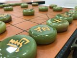  Bàn cờ ngọc cổ Chất liệu ngọc xanh cổ tự nhiên, ngọc trắng tự nhiên Kt quân cờ 5cm, dày 1,6cm Kt bàn cờ dài 56cm, rộng 49cm 