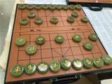  Bàn cờ ngọc cổ Chất liệu ngọc xanh cổ tự nhiên, ngọc trắng tự nhiên Kt quân cờ 5cm, dày 1,6cm Kt bàn cờ dài 56cm, rộng 49cm 