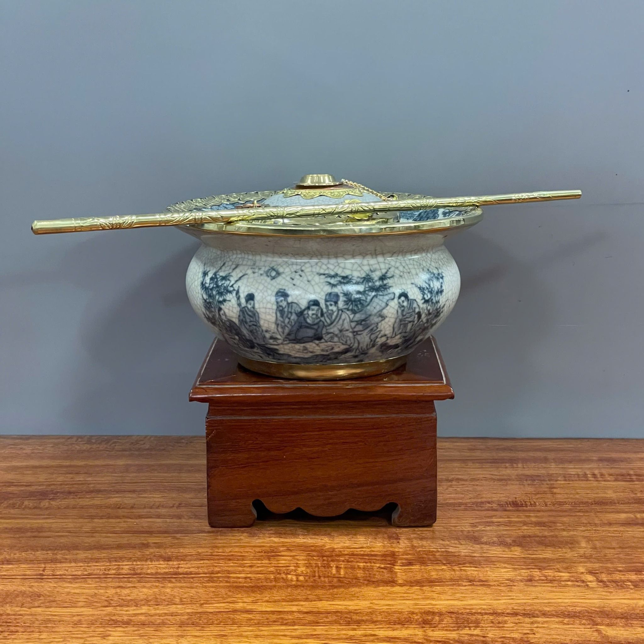  Điếu men rạn đen Bát Tràng bọc đồng họa tiết trúc lâm thất hiền 