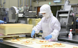  Nhân viên chế biến và làm bánh Pizza 